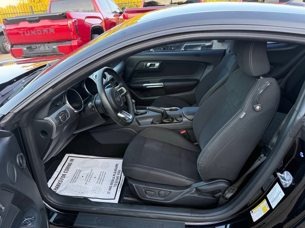 Ford Mustang Vehicle Full-screen Gallery Image 07