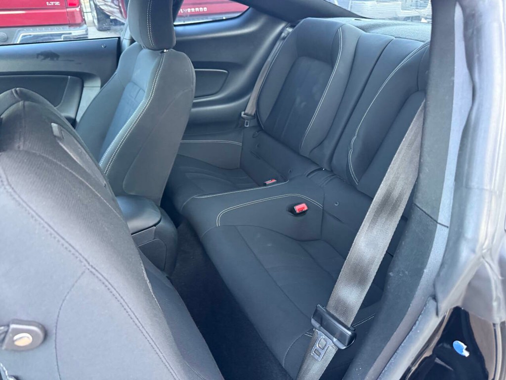 Ford Mustang Vehicle Full-screen Gallery Image 08