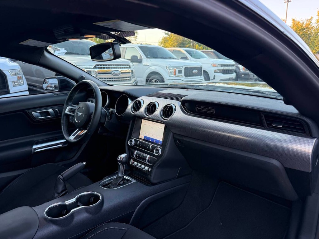 Ford Mustang Vehicle Full-screen Gallery Image 10