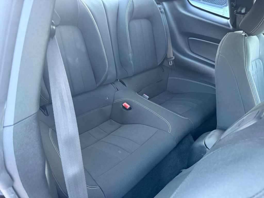 Ford Mustang Vehicle Full-screen Gallery Image 12