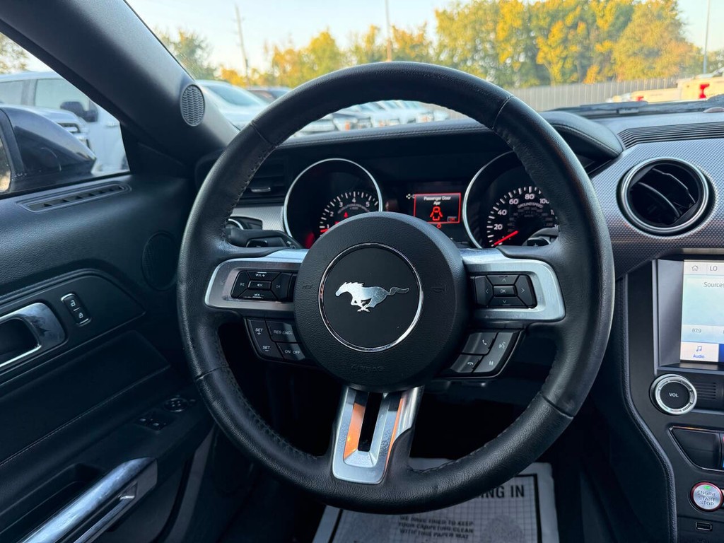 Ford Mustang Vehicle Full-screen Gallery Image 16