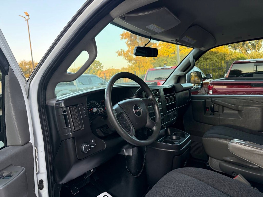 GMC Savana Cargo Van Vehicle Full-screen Gallery Image 06