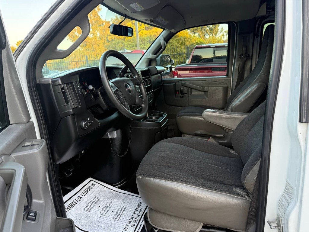GMC Savana Cargo Van Vehicle Full-screen Gallery Image 07