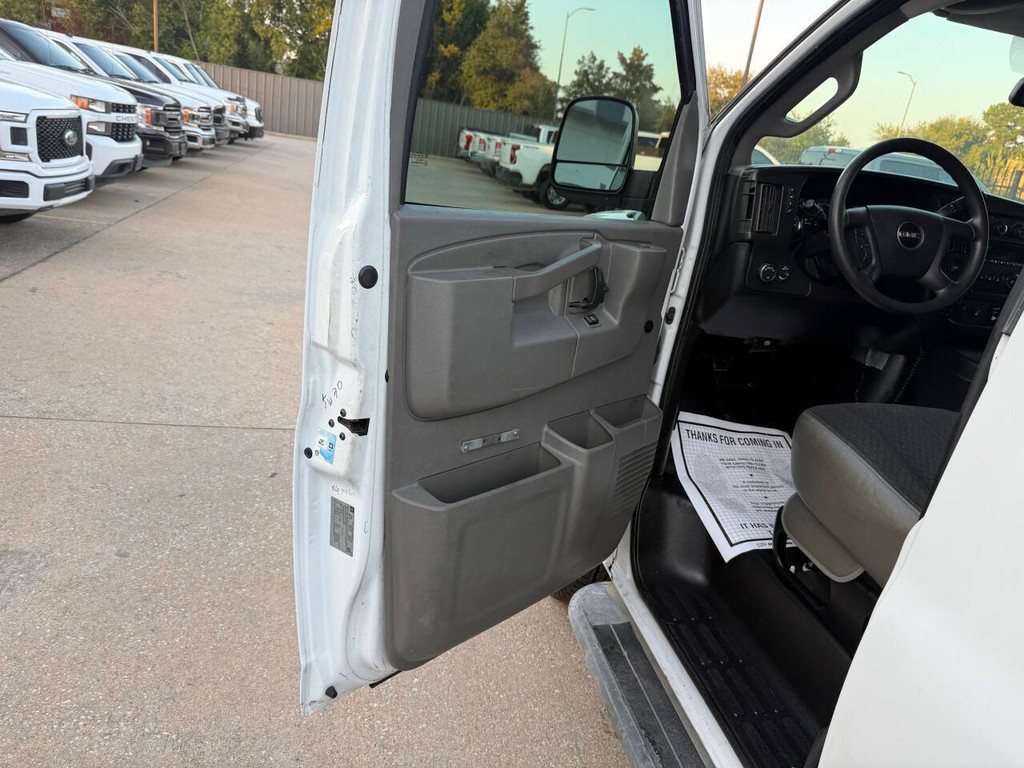 GMC Savana Cargo Van Vehicle Full-screen Gallery Image 08
