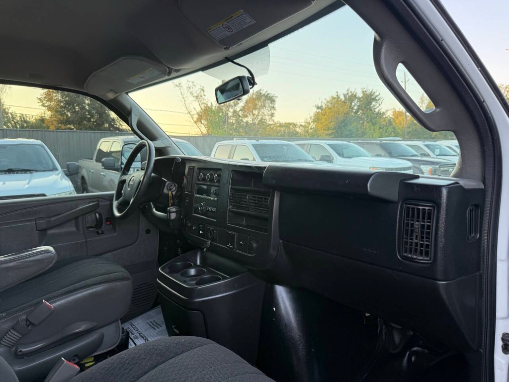 GMC Savana Cargo Van Vehicle Full-screen Gallery Image 09