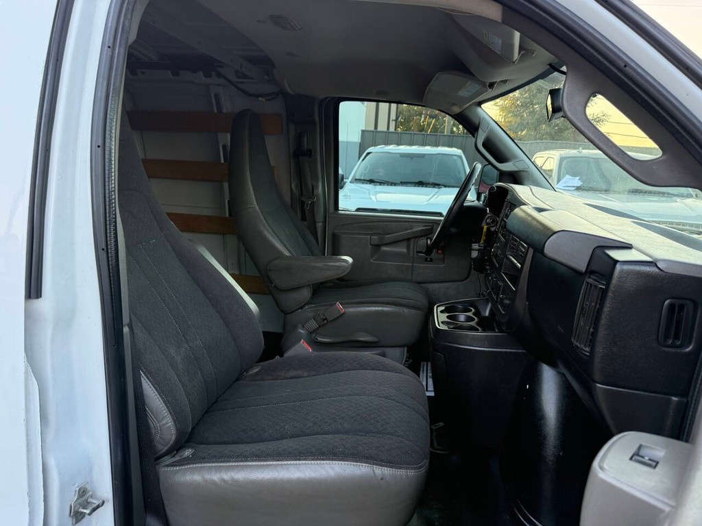 GMC Savana Cargo Van Vehicle Full-screen Gallery Image 10