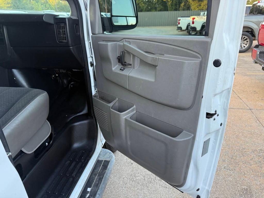GMC Savana Cargo Van Vehicle Full-screen Gallery Image 11
