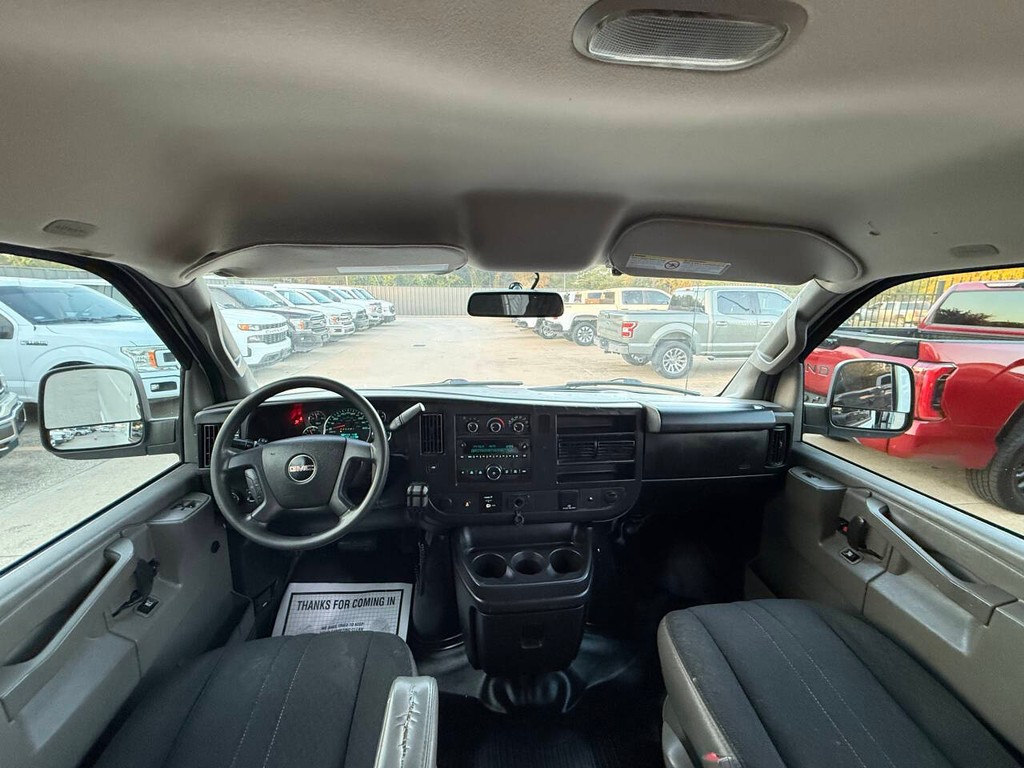 GMC Savana Cargo Van Vehicle Full-screen Gallery Image 13