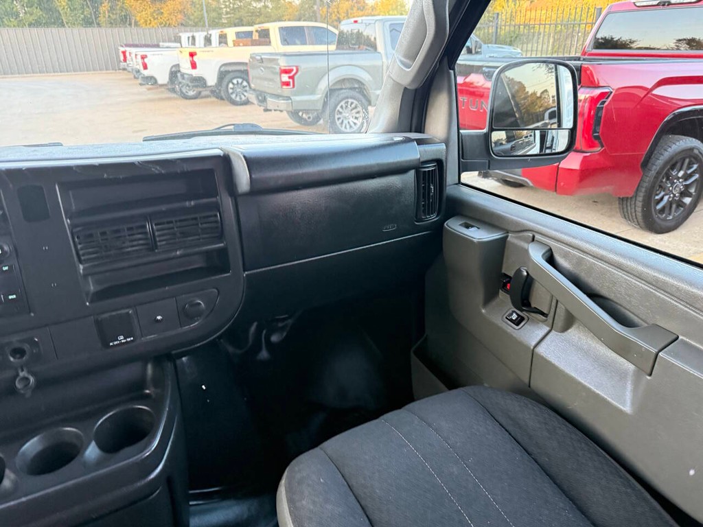 GMC Savana Cargo Van Vehicle Full-screen Gallery Image 15