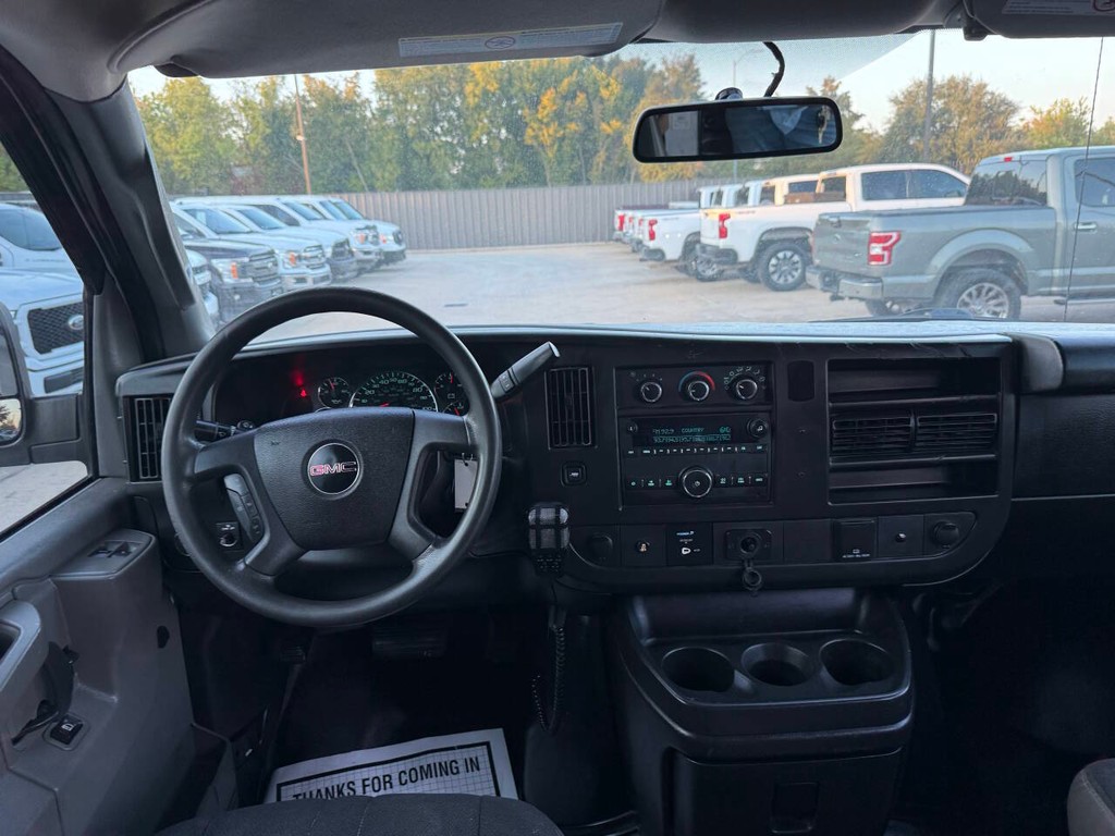 GMC Savana Cargo Van Vehicle Full-screen Gallery Image 16