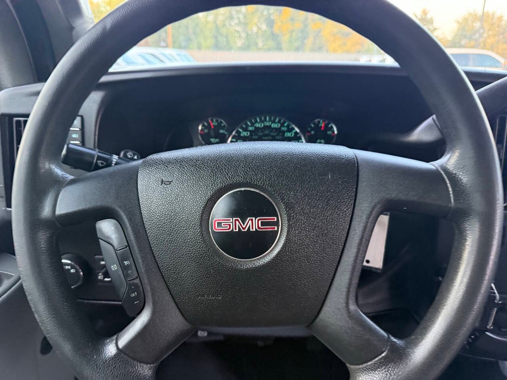 GMC Savana Cargo Van Vehicle Full-screen Gallery Image 18