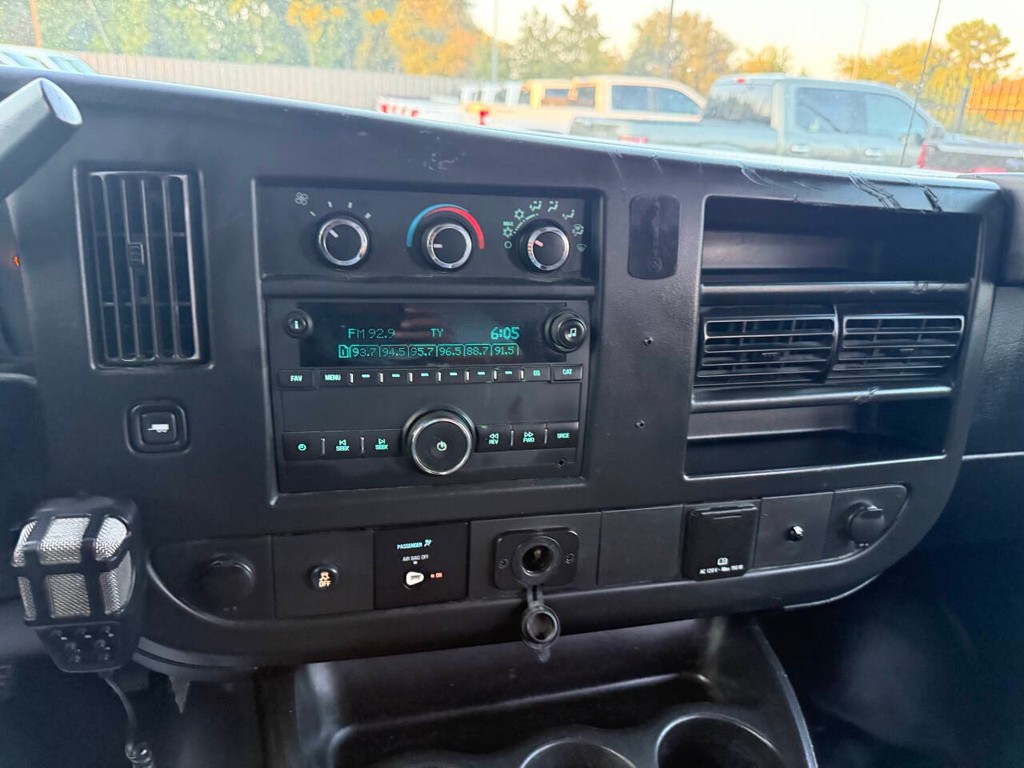 GMC Savana Cargo Van Vehicle Full-screen Gallery Image 19