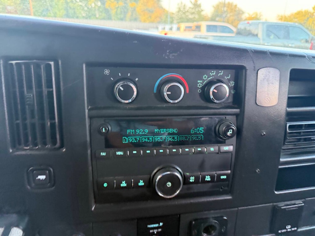 GMC Savana Cargo Van Vehicle Full-screen Gallery Image 20