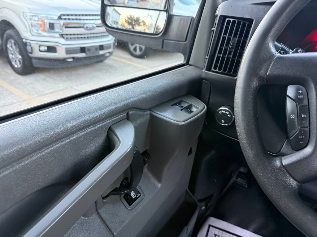 GMC Savana Cargo Van Vehicle Full-screen Gallery Image 21