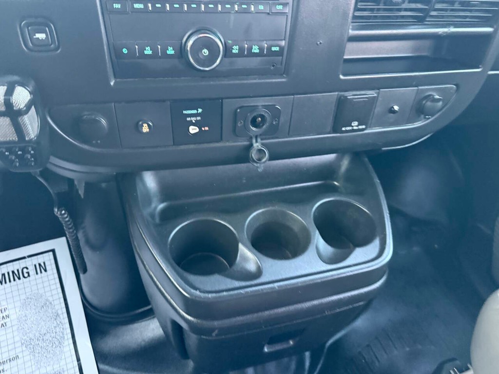 GMC Savana Cargo Van Vehicle Full-screen Gallery Image 23