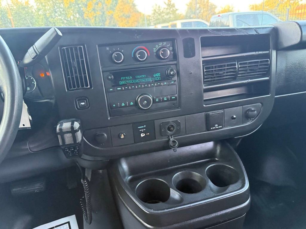 GMC Savana Cargo Van Vehicle Full-screen Gallery Image 24