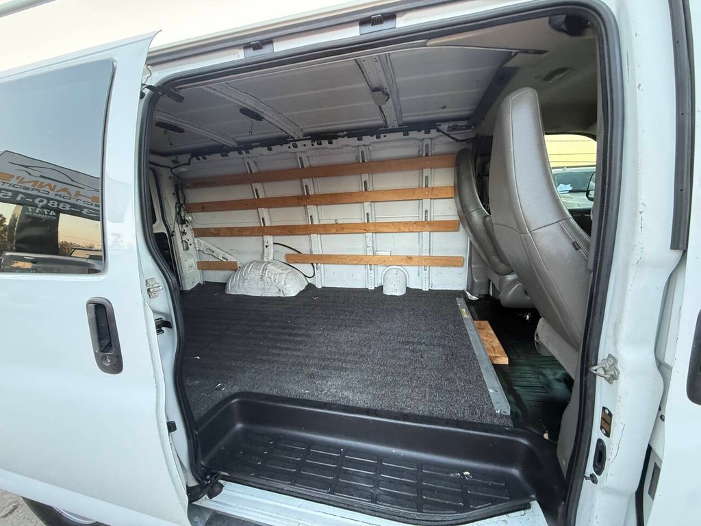 GMC Savana Cargo Van Vehicle Full-screen Gallery Image 26
