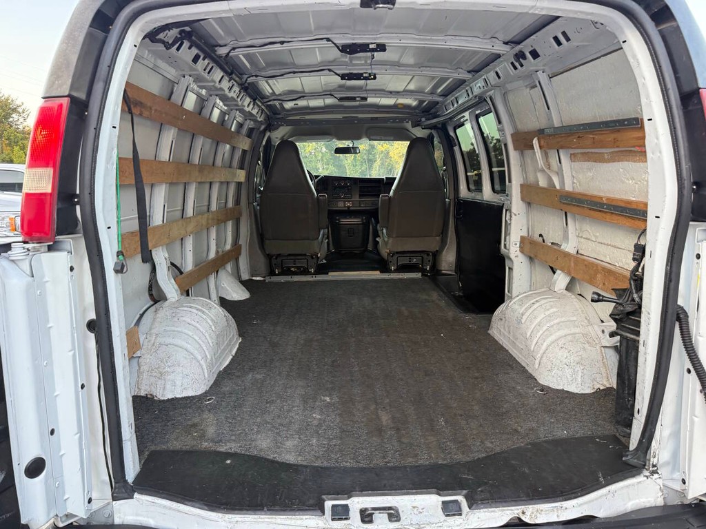 GMC Savana Cargo Van Vehicle Full-screen Gallery Image 27