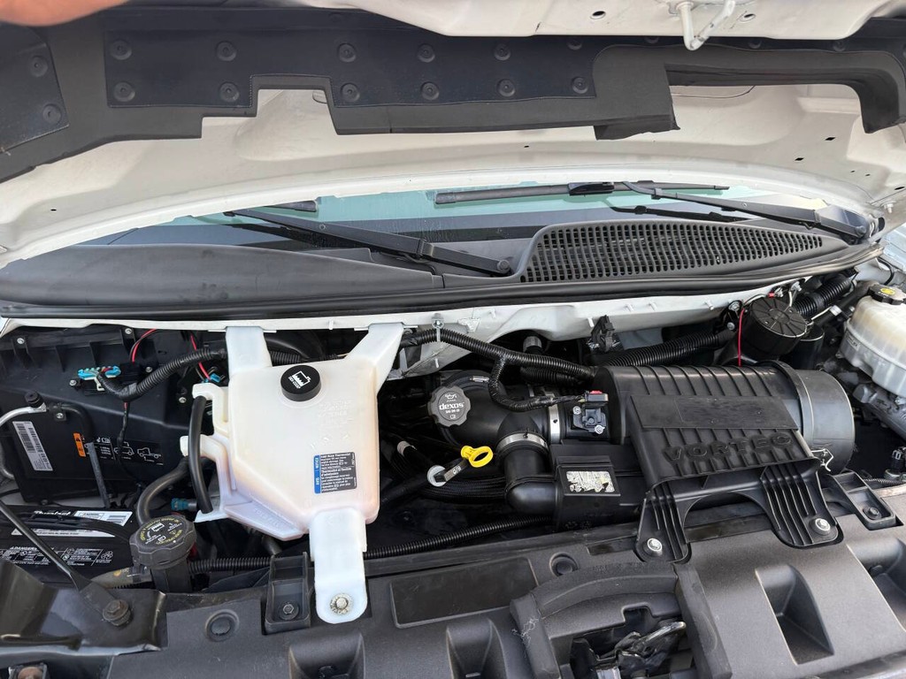 GMC Savana Cargo Van Vehicle Full-screen Gallery Image 31