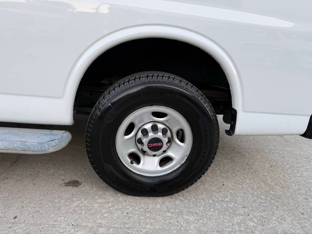 GMC Savana Cargo Van Vehicle Full-screen Gallery Image 32