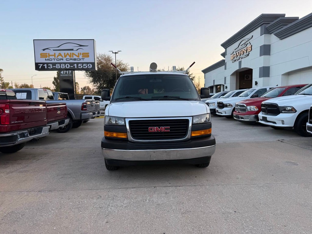 GMC Savana Cargo Van Vehicle Full-screen Gallery Image 36