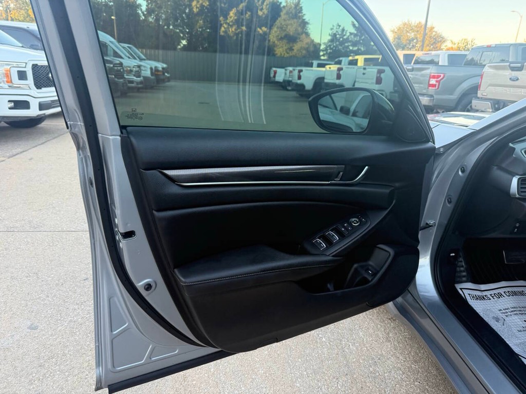 Honda Accord Sedan Vehicle Full-screen Gallery Image 08