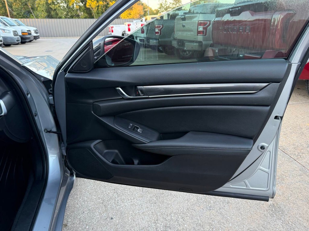 Honda Accord Sedan Vehicle Full-screen Gallery Image 11