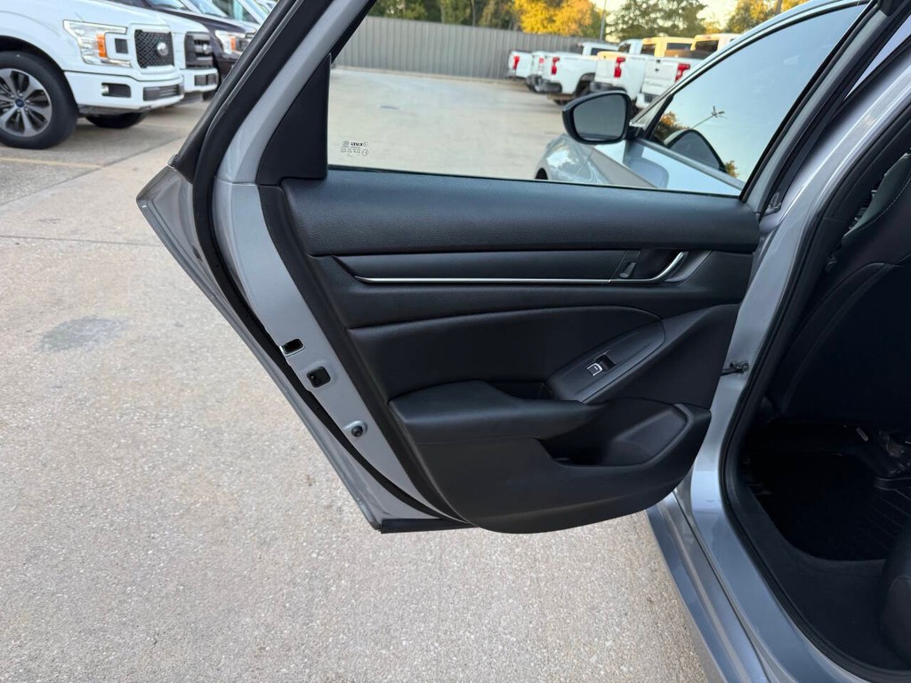 Honda Accord Sedan Vehicle Full-screen Gallery Image 14