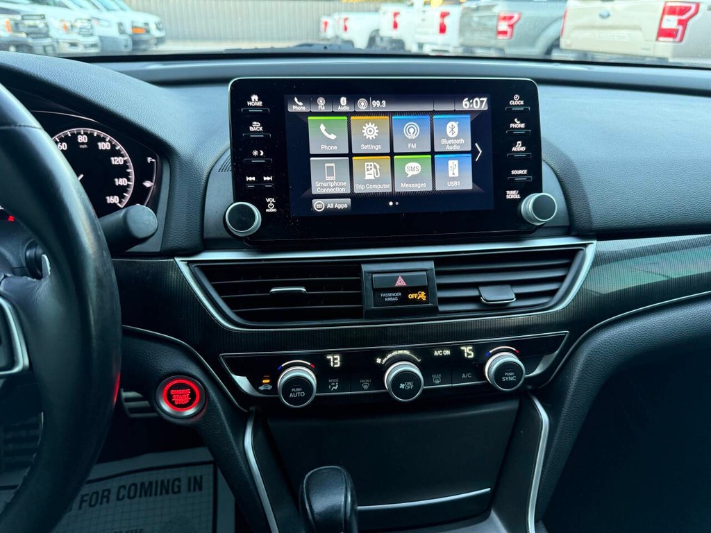 Honda Accord Sedan Vehicle Full-screen Gallery Image 24