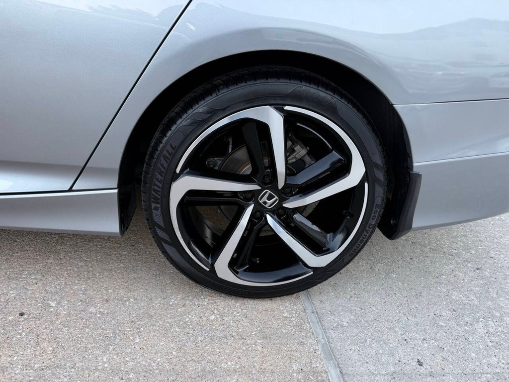 Honda Accord Sedan Vehicle Full-screen Gallery Image 34