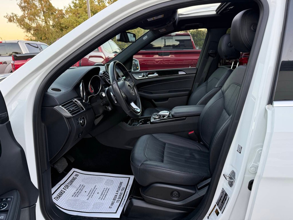 Mercedes-Benz GLS Vehicle Full-screen Gallery Image 07