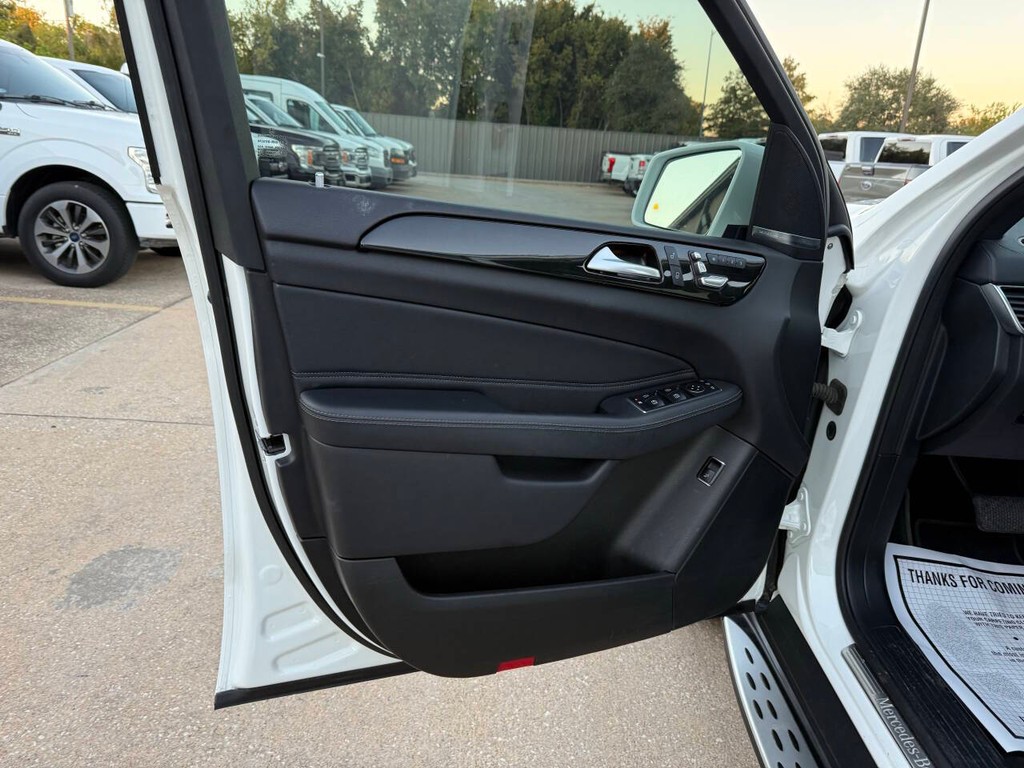 Mercedes-Benz GLS Vehicle Full-screen Gallery Image 08