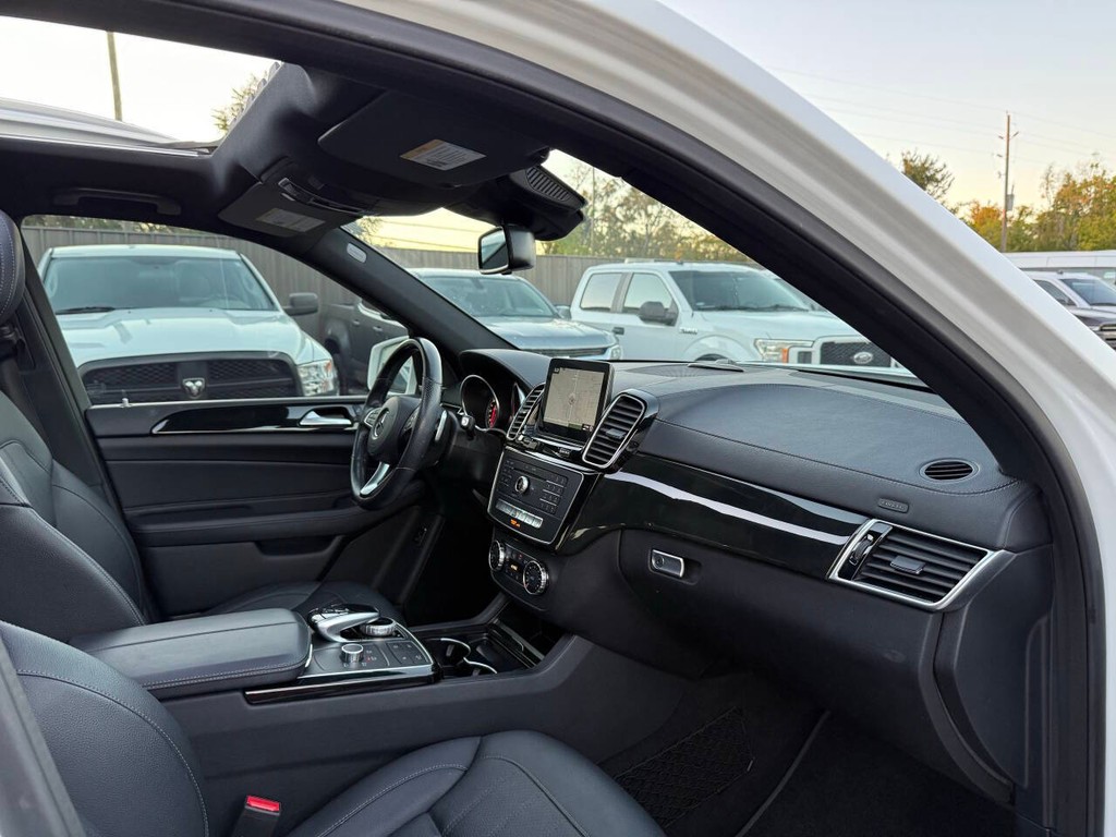 Mercedes-Benz GLS Vehicle Full-screen Gallery Image 09