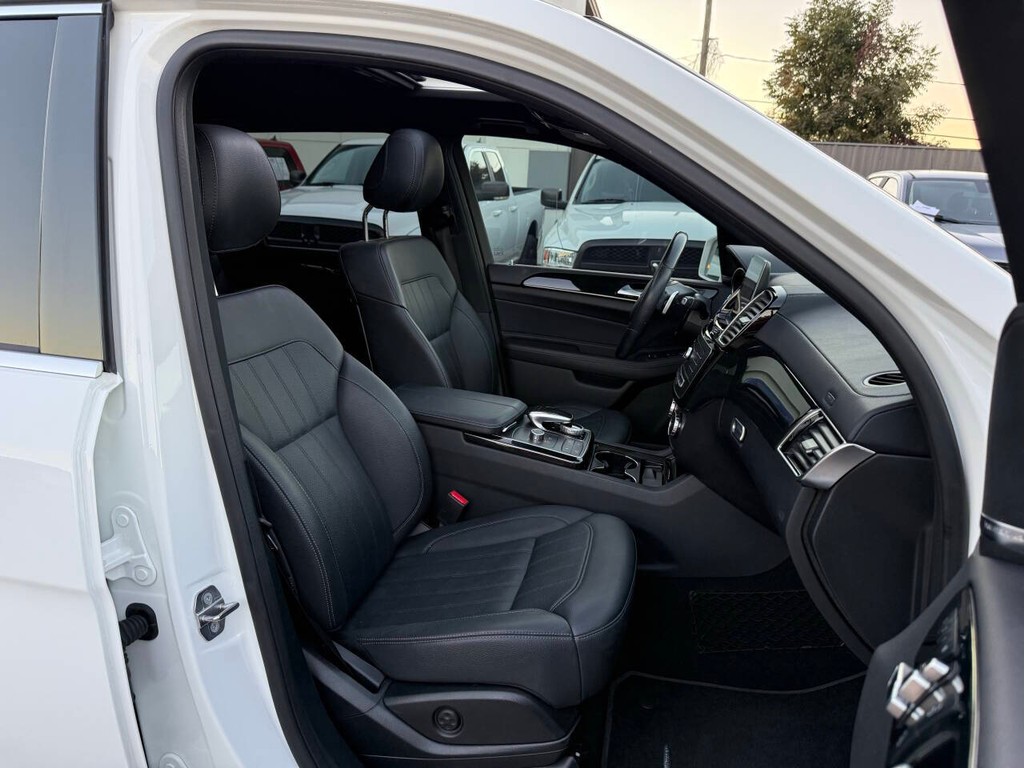 Mercedes-Benz GLS Vehicle Full-screen Gallery Image 10