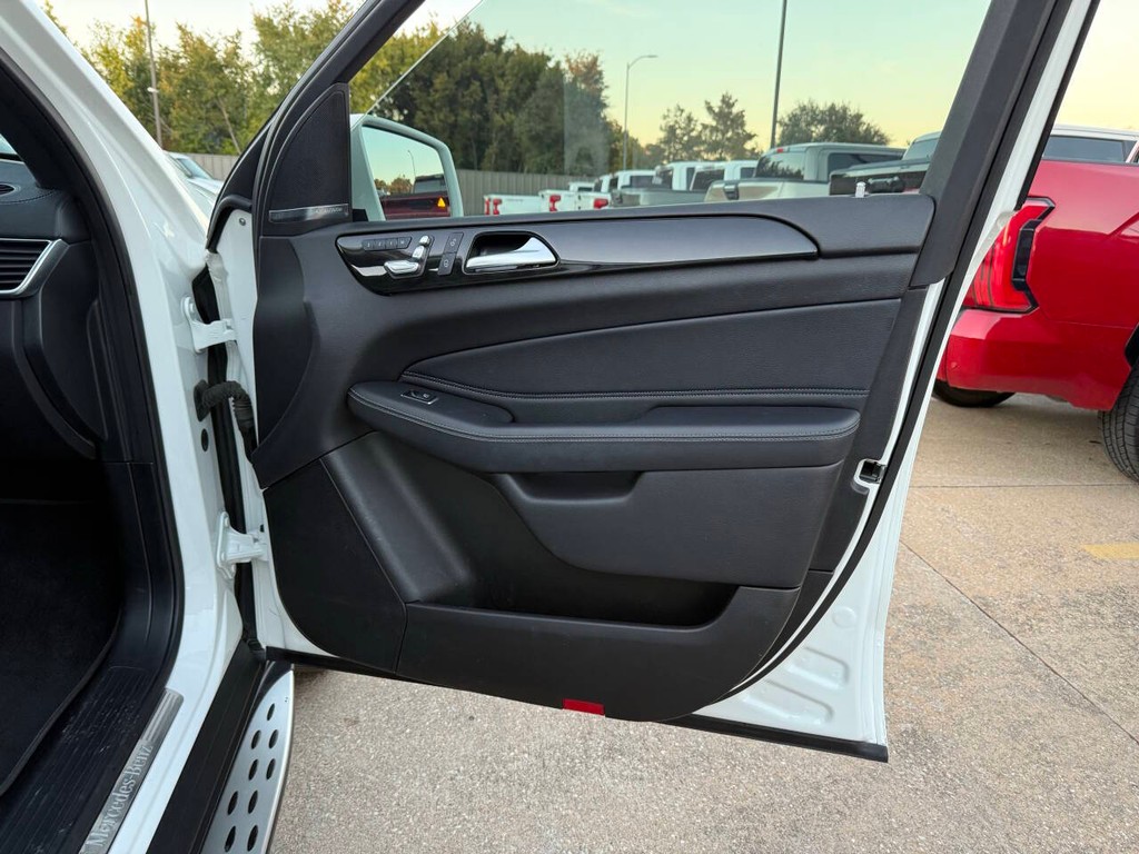 Mercedes-Benz GLS Vehicle Full-screen Gallery Image 11