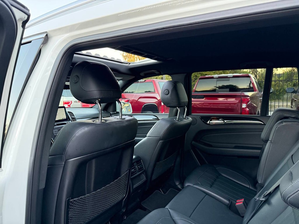 Mercedes-Benz GLS Vehicle Full-screen Gallery Image 12