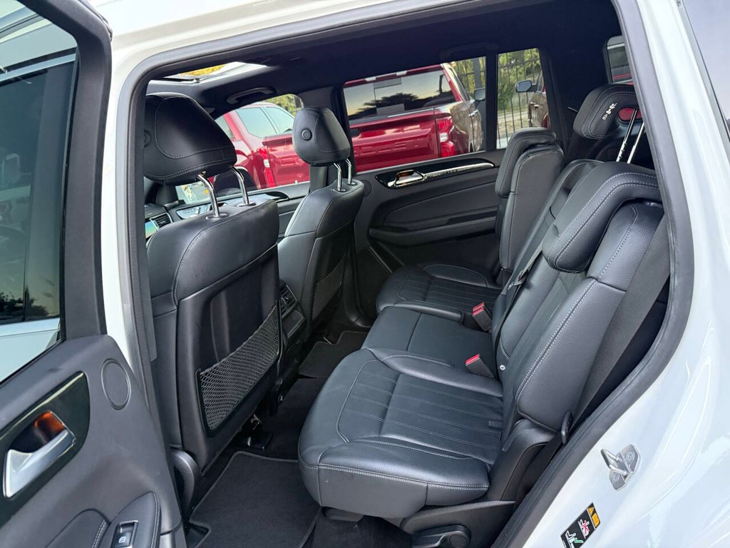 Mercedes-Benz GLS Vehicle Full-screen Gallery Image 13