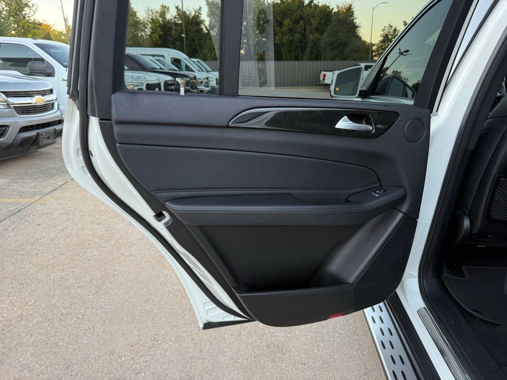 Mercedes-Benz GLS Vehicle Full-screen Gallery Image 15