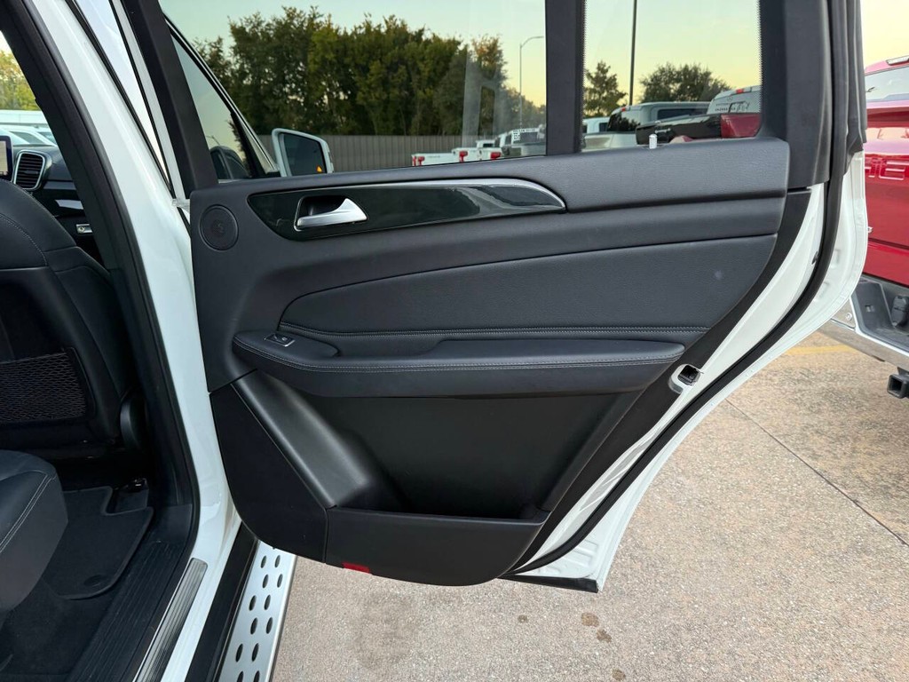 Mercedes-Benz GLS Vehicle Full-screen Gallery Image 18