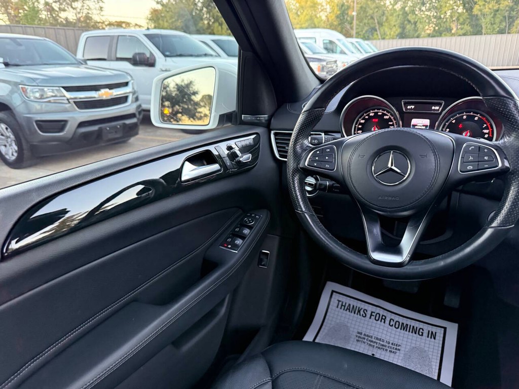 Mercedes-Benz GLS Vehicle Full-screen Gallery Image 21