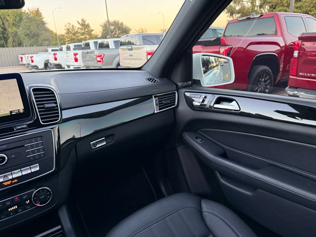 Mercedes-Benz GLS Vehicle Full-screen Gallery Image 22