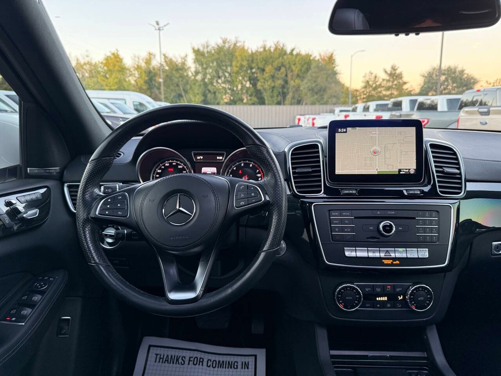 Mercedes-Benz GLS Vehicle Full-screen Gallery Image 23