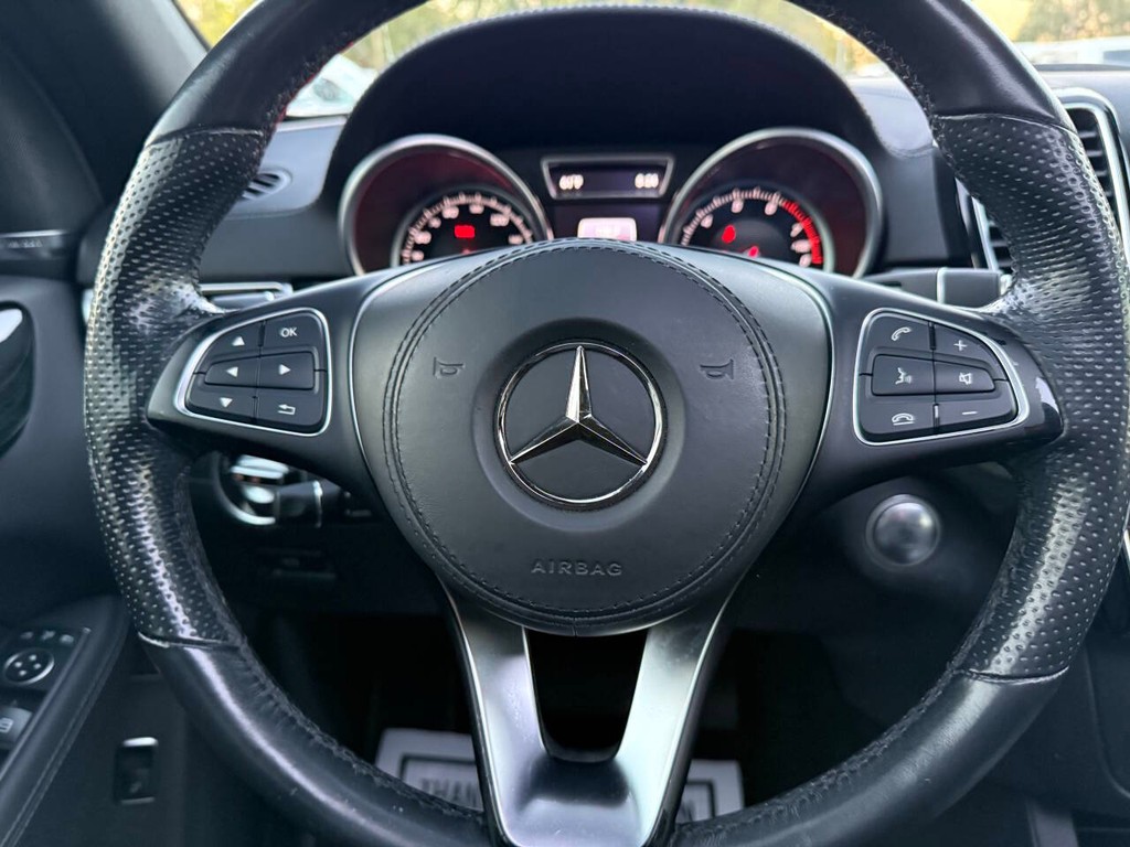 Mercedes-Benz GLS Vehicle Full-screen Gallery Image 25