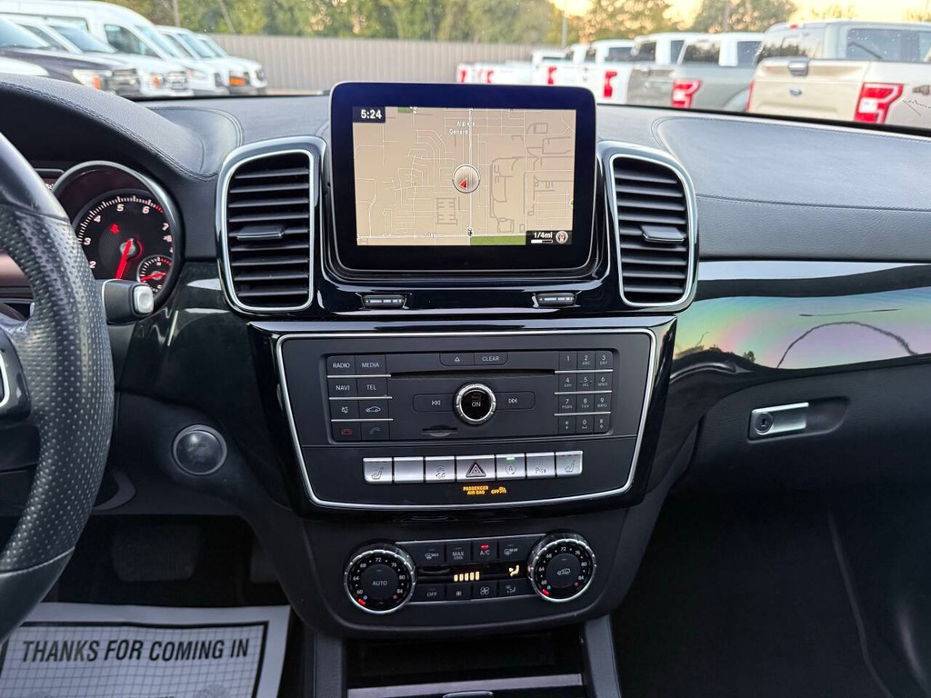 Mercedes-Benz GLS Vehicle Full-screen Gallery Image 26