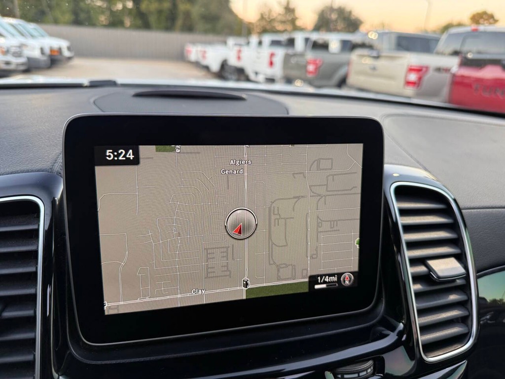 Mercedes-Benz GLS Vehicle Full-screen Gallery Image 27