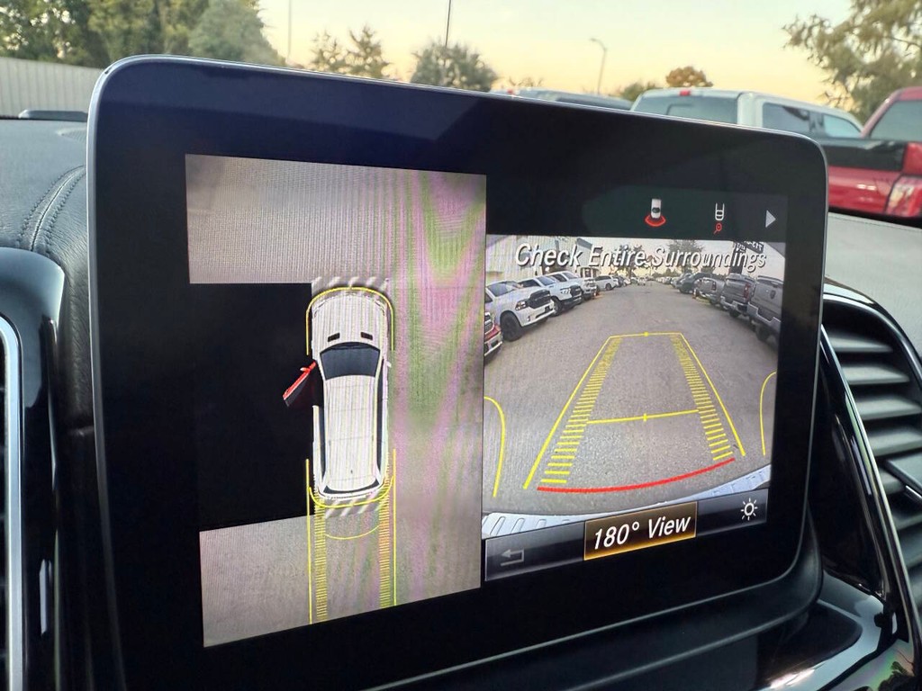 Mercedes-Benz GLS Vehicle Full-screen Gallery Image 28