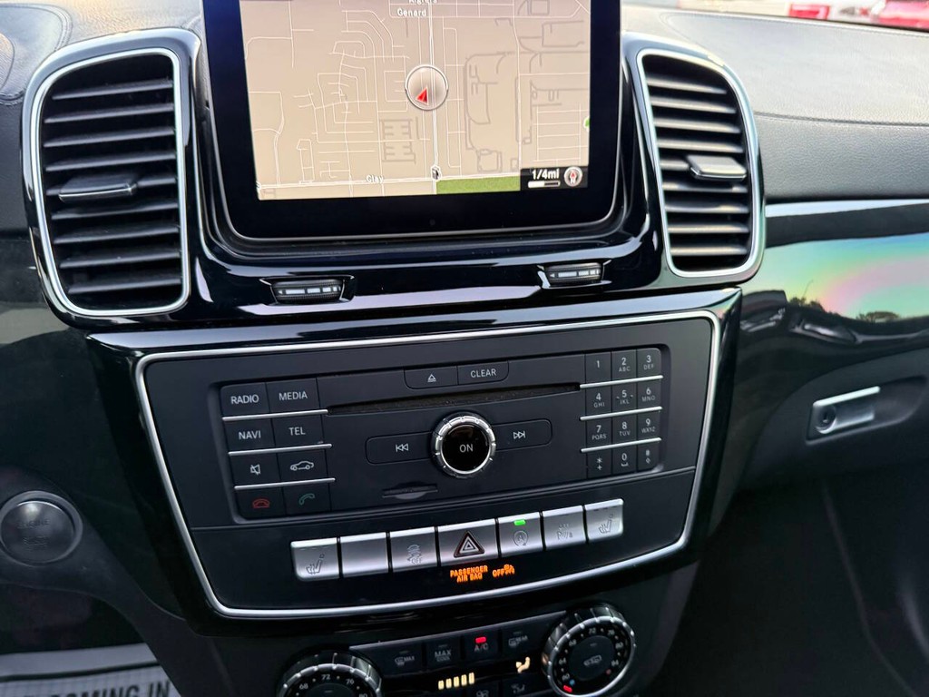 Mercedes-Benz GLS Vehicle Full-screen Gallery Image 29