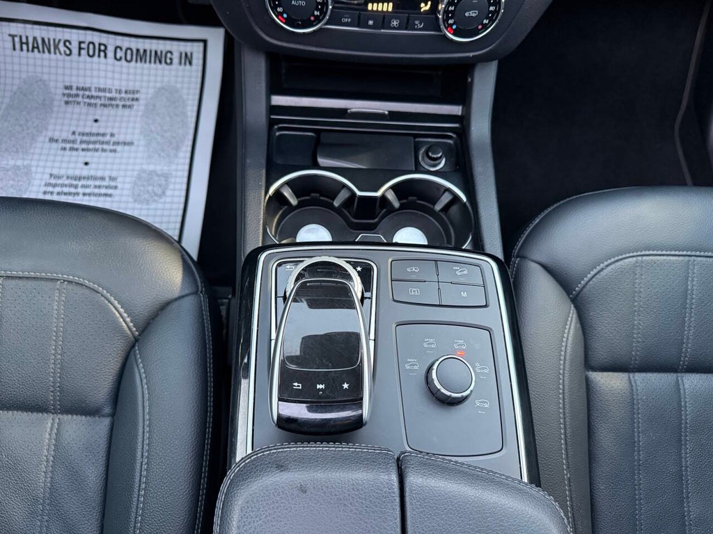 Mercedes-Benz GLS Vehicle Full-screen Gallery Image 31