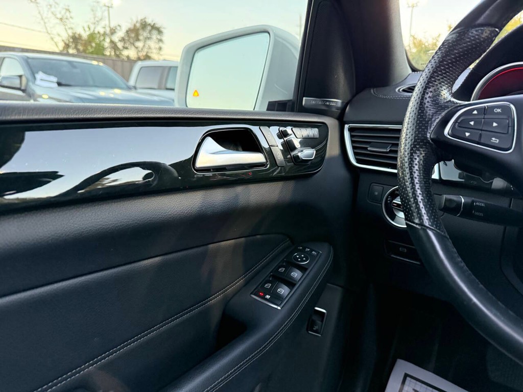 Mercedes-Benz GLS Vehicle Full-screen Gallery Image 32