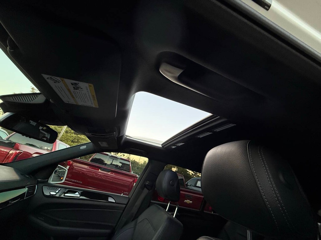 Mercedes-Benz GLS Vehicle Full-screen Gallery Image 33